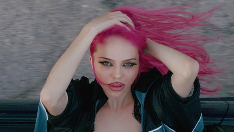 Quem é ADÉLA? Cantora que saiu do reality do KATSEYE cresce 88% na Deezer e aposta em novo álbum