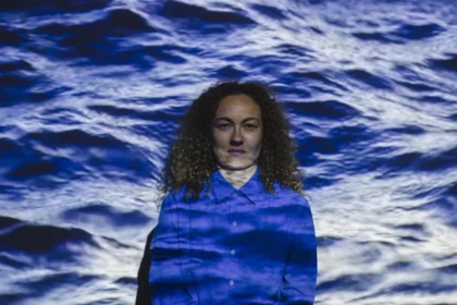 Janaina Leite em residência artística- Foto de Helena Wolfenson