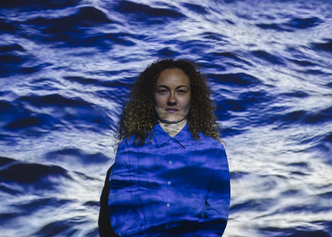 Janaina Leite em residência artística- Foto de Helena Wolfenson