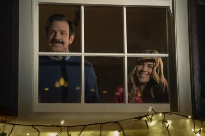 Jason Sudeikis e Andrea Anders em “Ted Lasso”, já disponível no Apple TV.