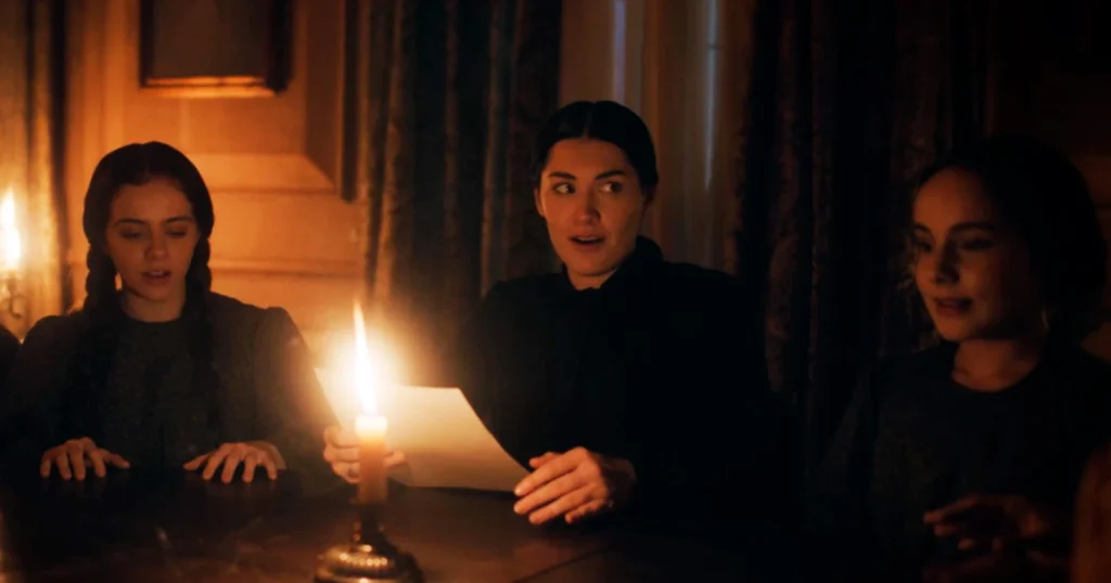 Jamie Hughes, Sionne Elise e Marie Mchugh em cena de "The Fox Sisters"- Divulgação Cinética Filmes
