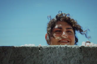 Noá Bonoba em cena de "Morte e Vida Madalena"- Divulgação Embaúba Filmes