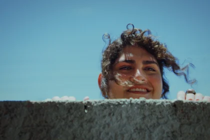 Noá Bonoba em cena de "Morte e Vida Madalena"- Divulgação Embaúba Filmes