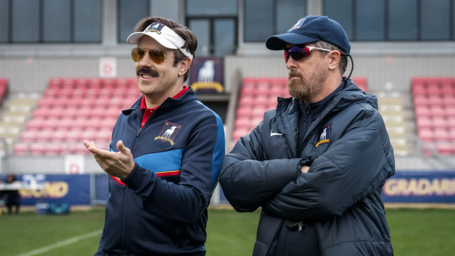 Jason Sudeikis e Brendan Hunt em “Ted Lasso”, já disponível no Apple TV.