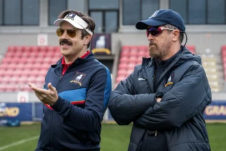 Jason Sudeikis e Brendan Hunt em “Ted Lasso”, já disponível no Apple TV.