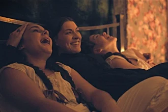 Jamie Hughes, Sionne Elise e Marie Mchugh em cena de "The Fox Sisters"- Divulgação Cinética Filmes