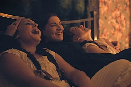 Jamie Hughes, Sionne Elise e Marie Mchugh em cena de "The Fox Sisters"- Divulgação Cinética Filmes