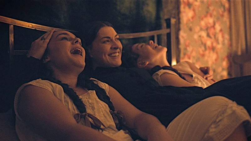 Jamie Hughes, Sionne Elise e Marie Mchugh em cena de "The Fox Sisters"- Divulgação Cinética Filmes
