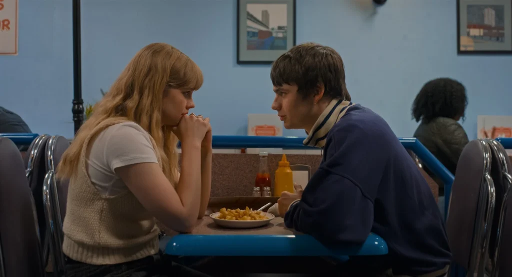 Angourie Rice e Spike Fearn em cena de "Procurando Emily"- Divulgação Universal Pictures