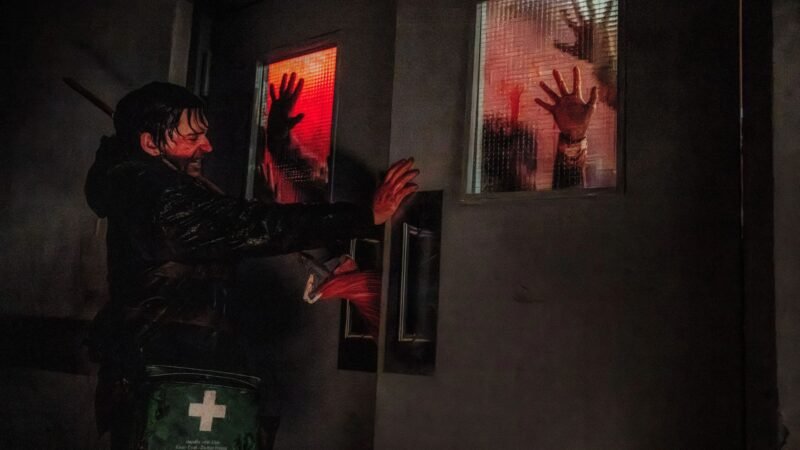 Austin Abrams em cena de "Resident Evil"- Divulgação Sony Pictures