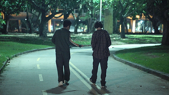 Cauê Campos e Guilherme Cabral em cena de "Precisamos Falar"- Divulgação Sony Pictures