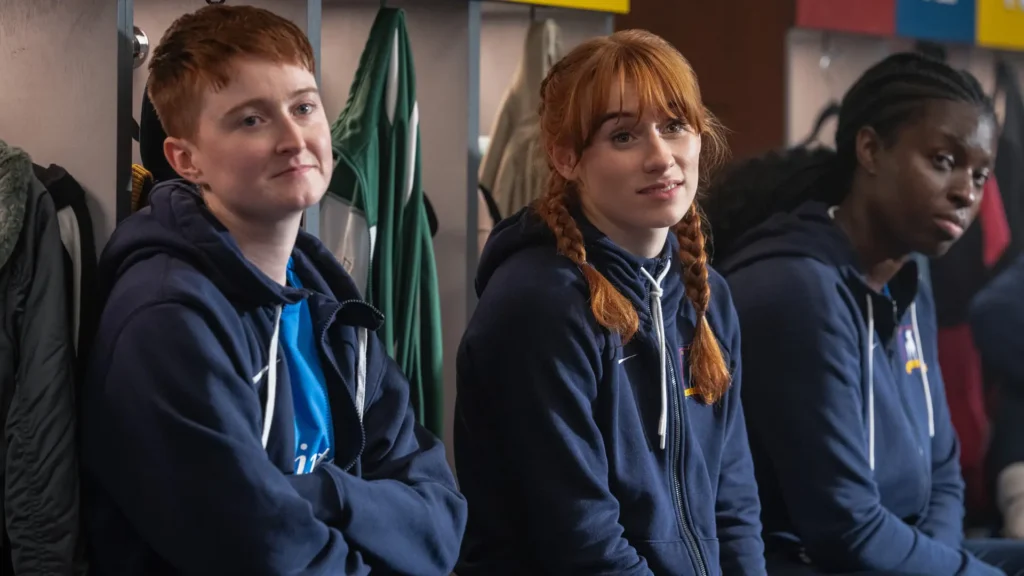 Rex Hayes e Aisling Sharkey em “Ted Lasso”, já disponível no Apple TV.