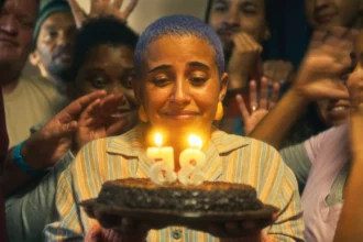Nem Toda História de Amor Acaba em Morte, Nem Toda História de Amor Acaba em Morte filme, filme brasileiro 2026, filmes brasileiros setembro 2026, pré-estreia gratuita Rio de Janeiro, cinema gratuito Rio de Janeiro, filme com protagonista surda, Gabriela Grigolom, Bruno Costa diretor, Chiris Gomes, Octávio Camargo, cinema surdo brasileiro, Libras no cinema, filmes acessíveis Rio de Janeiro, acessibilidade no cinema, INES Rio de Janeiro, Instituto Nacional de Educação de Surdos, cinema LGBTQIA+ brasileiro, filmes LGBTQIA+ 2026, romance LGBTQIA+ cinema brasileiro, filmes sobre maternidade, ELO Studios, estreia cinema 24 setembro 2026