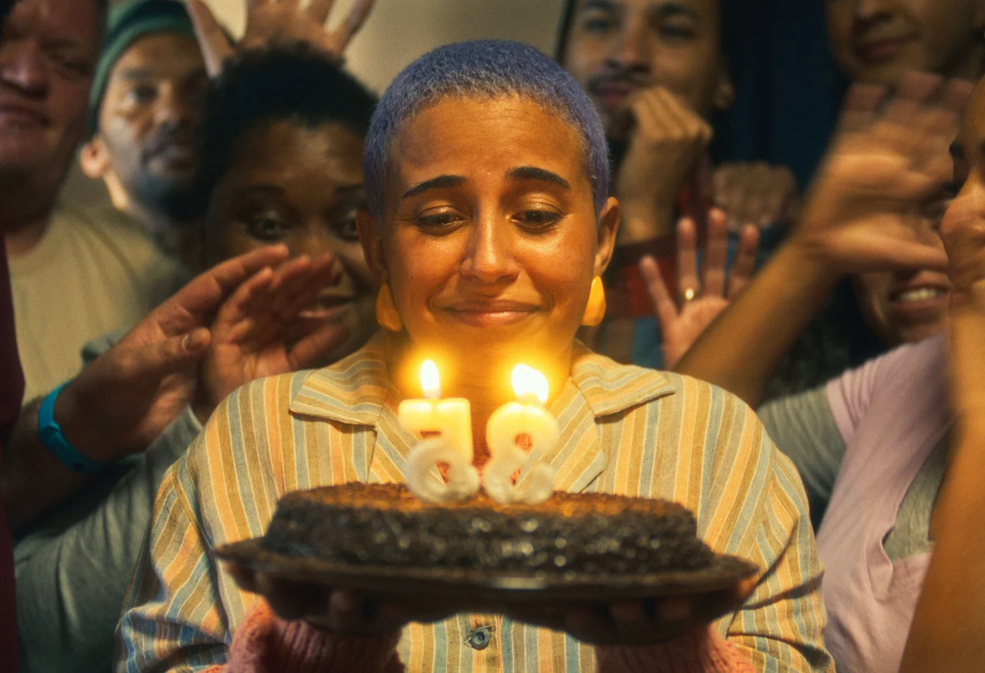 Nem Toda História de Amor Acaba em Morte, Nem Toda História de Amor Acaba em Morte filme, filme brasileiro 2026, filmes brasileiros setembro 2026, pré-estreia gratuita Rio de Janeiro, cinema gratuito Rio de Janeiro, filme com protagonista surda, Gabriela Grigolom, Bruno Costa diretor, Chiris Gomes, Octávio Camargo, cinema surdo brasileiro, Libras no cinema, filmes acessíveis Rio de Janeiro, acessibilidade no cinema, INES Rio de Janeiro, Instituto Nacional de Educação de Surdos, cinema LGBTQIA+ brasileiro, filmes LGBTQIA+ 2026, romance LGBTQIA+ cinema brasileiro, filmes sobre maternidade, ELO Studios, estreia cinema 24 setembro 2026