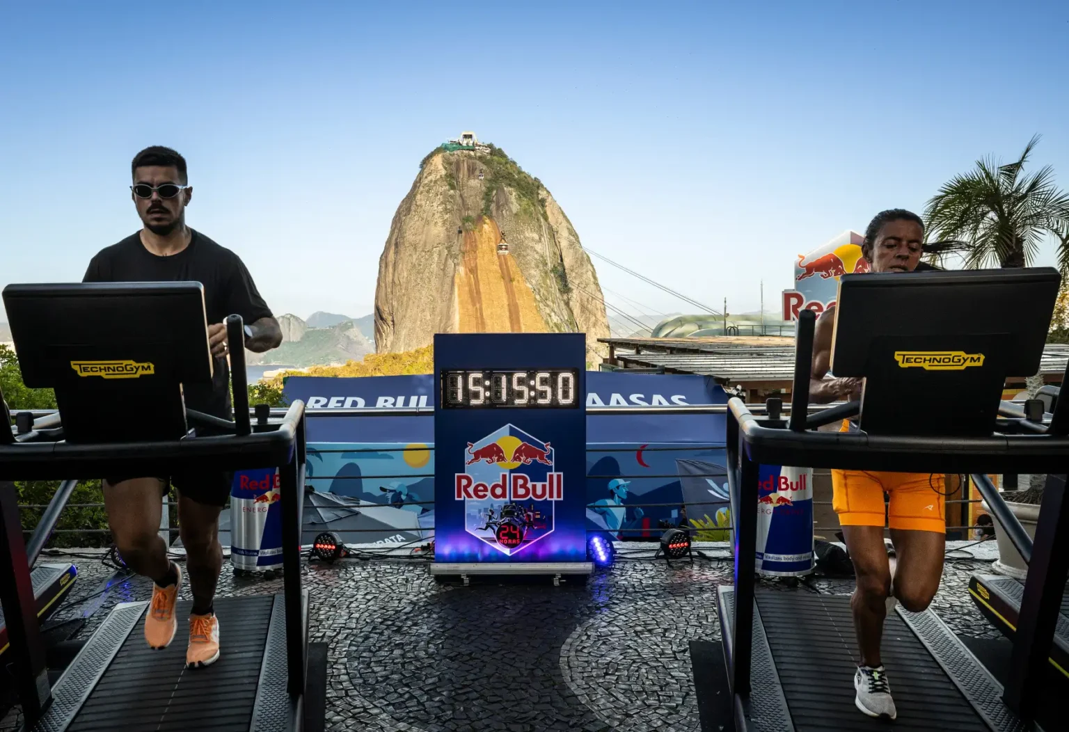 Nas esteiras, o desafio é manter o ritmo sem parar: enquanto um corredor está na pista, os demais descansam, vibram pelo time, acompanham o placar e se preparam para a próxima troca (Crédito: Fabio Piva / Red Bull Content Pool)