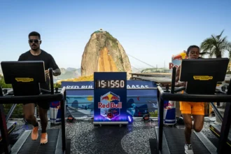 Nas esteiras, o desafio é manter o ritmo sem parar: enquanto um corredor está na pista, os demais descansam, vibram pelo time, acompanham o placar e se preparam para a próxima troca (Crédito: Fabio Piva / Red Bull Content Pool)