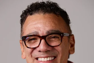 Wilson Simoninha se apresenta no Teatro João Caetano, no Rio, pelo projeto “Fim de Tarde”. “Sá Marina”, “País Tropical”, “Nem Vem Que Não Tem” e outros clássicos que atravessam sua história e a de Wilson Simonal estão no repertório.