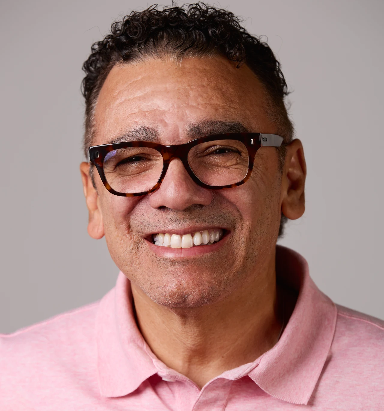 Wilson Simoninha se apresenta no Teatro João Caetano, no Rio, pelo projeto “Fim de Tarde”. “Sá Marina”, “País Tropical”, “Nem Vem Que Não Tem” e outros clássicos que atravessam sua história e a de Wilson Simonal estão no repertório.