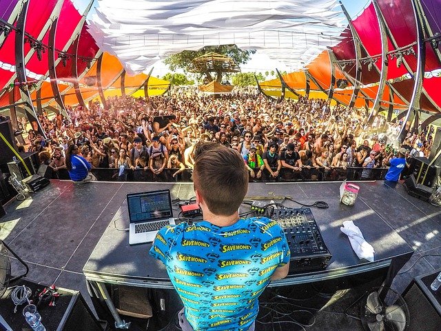 festa dj musica eletronica Marca que marcou os anos 2000, Summer Eletrohits volta aos palcos
