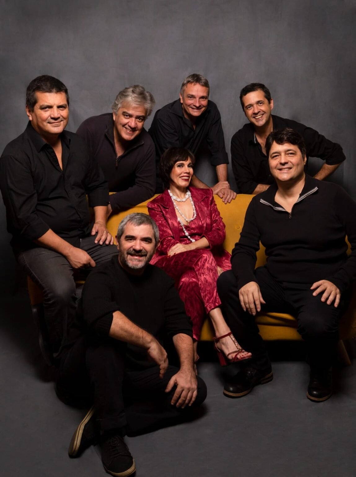 A cantora Mariana Baltar e o sexteto Água de Moringa apresentam, no dia 10 de novembro, terça-feira, às 20h, no Teatro TotalEnergies – Sala Adolpho Bloch, o espetáculo “Os Arcos – Paixão e Morte”, uma homenagem à obra de Aldir Blanc
