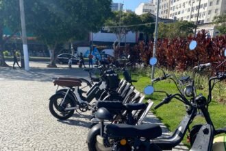 As bicicletas elétricas estão ganhando espaço nas ciclovias de Niterói. Dados de monitoramento apontam uma mudança expressiva entre 2022 e o período de 2025 a 2026.