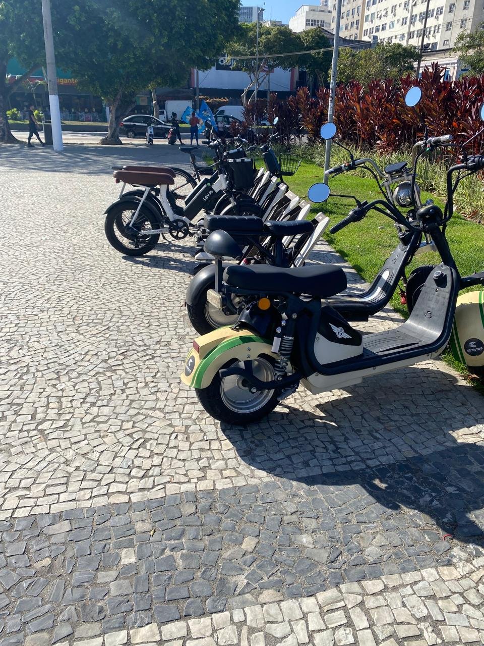 As bicicletas elétricas estão ganhando espaço nas ciclovias de Niterói. Dados de monitoramento apontam uma mudança expressiva entre 2022 e o período de 2025 a 2026.
