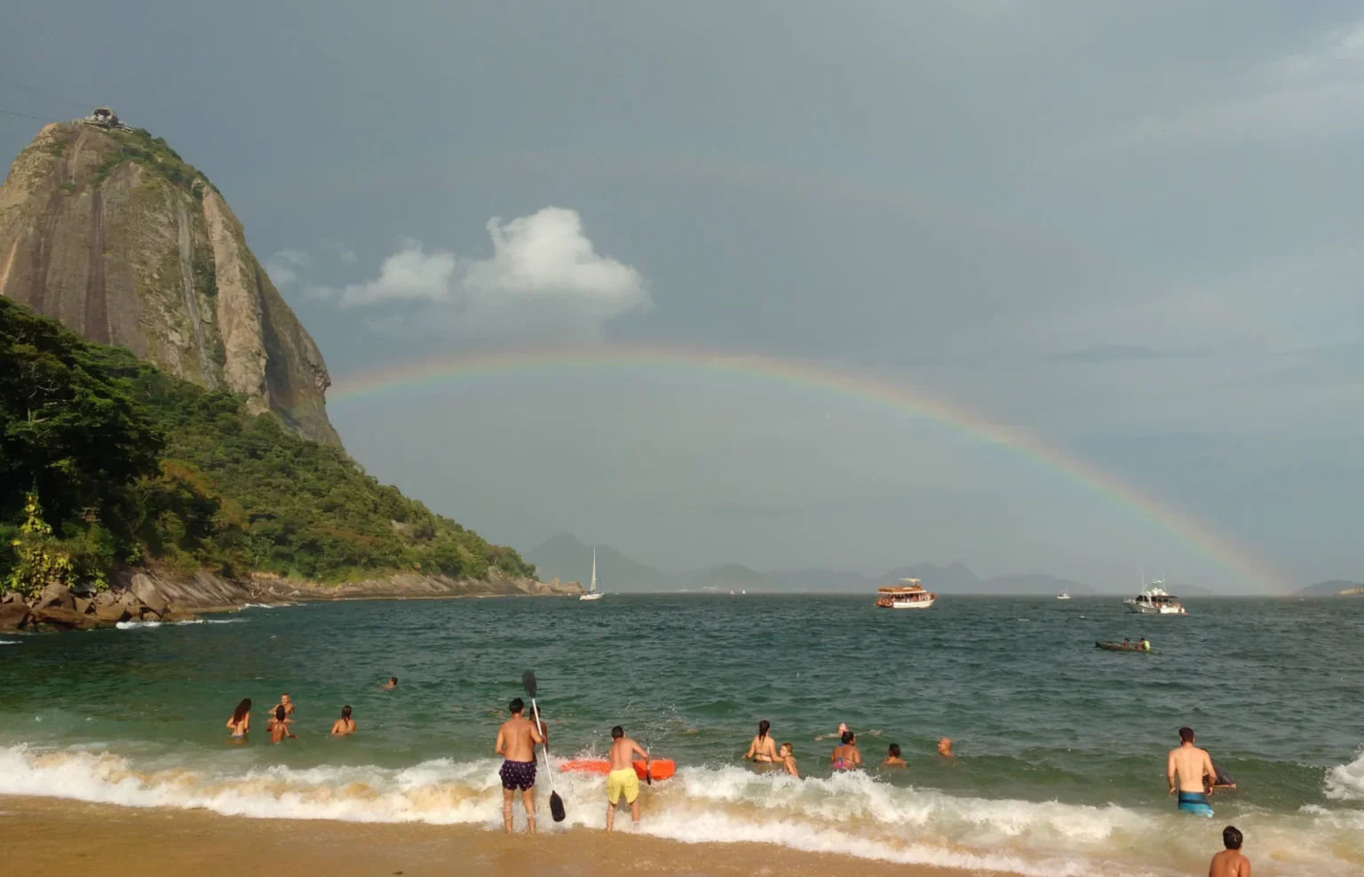 Praia Vermelha na Urca , RJ, arco iris em foto de Alvaro Tallarico