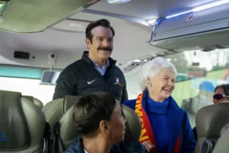 Jason Sudeikis e Annette Badland em “Ted Lasso”, já disponível no Apple TV.