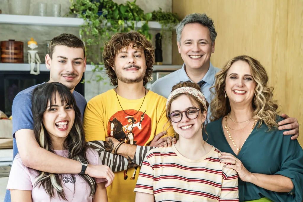 Marcus Majella, Letícia Isnard, João Kalume, Soffia Monteiro, Julia Svacinna e Danton Mello em cena de "Um Tio Quase Perfeito 3"- Foto por Daniel Chiacos- Divulgação H2o Filmes