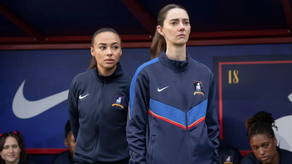 Abbie Hern e Tanya Reynolds em “Ted Lasso”, já disponível no Apple TV.