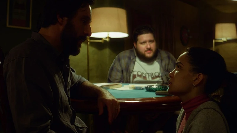 Carol Macedo, Felipe Hintze e João Fenerich em cena de "Consequências Paralelas"- Divulgação O2Play