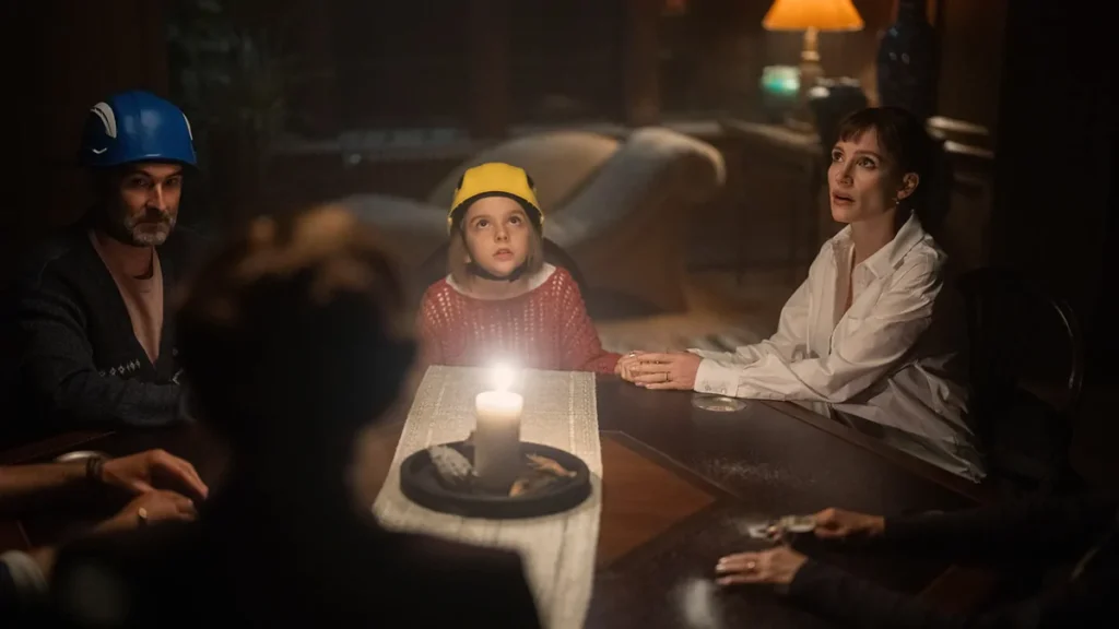 Jessica Chastain, Arabella Olivia Clark e Jay Duplass em cena de "Outra Mamãe"- Divulgação Universal Pictures