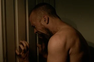 Lou Taylor Pucci em cena de "A Caixa do Demônio"- Divulgação Diamond Pictures Br
