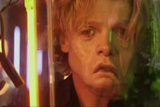 Tom Rhys Harries em cena de "Cara-de-Barro"- Divulgação Warner Bros Pictures