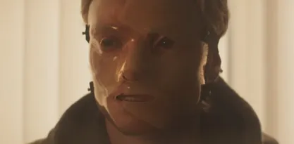 Tom Rhys Harries em cena de "Cara-de-Barro"- Divulgação Warner Bros Pictures