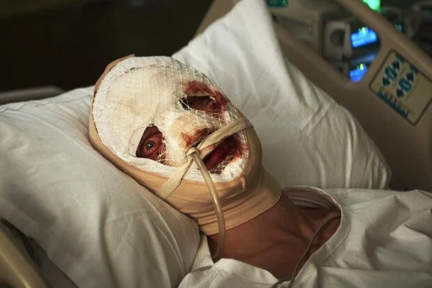 Tom Rhys Harries em cena de "Cara-de-Barro"- Divulgação Warner Bros Pictures