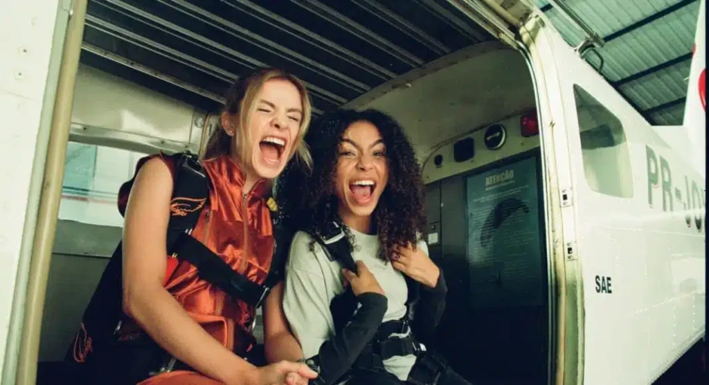 Giulia Be e Any Gabrielle em cena de "As Dez Vantagens de Morrer Depois de Você"- Divulgação Paris Filmes