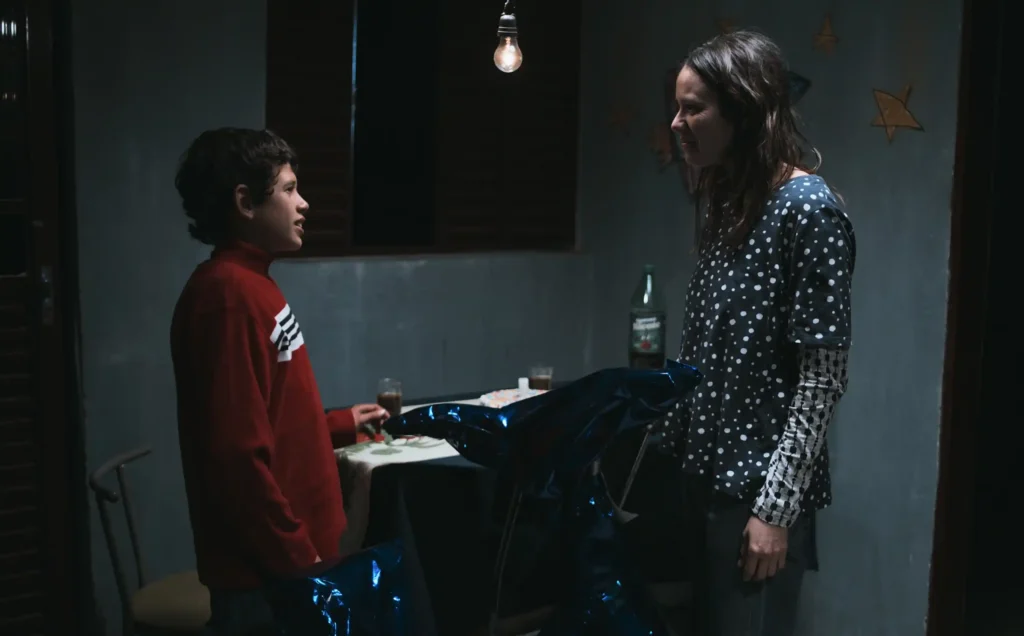 Tui Souza Gil e Kelly Crifer em cena de "O Capitão Engarrafado"- Divulgação Mostra SP