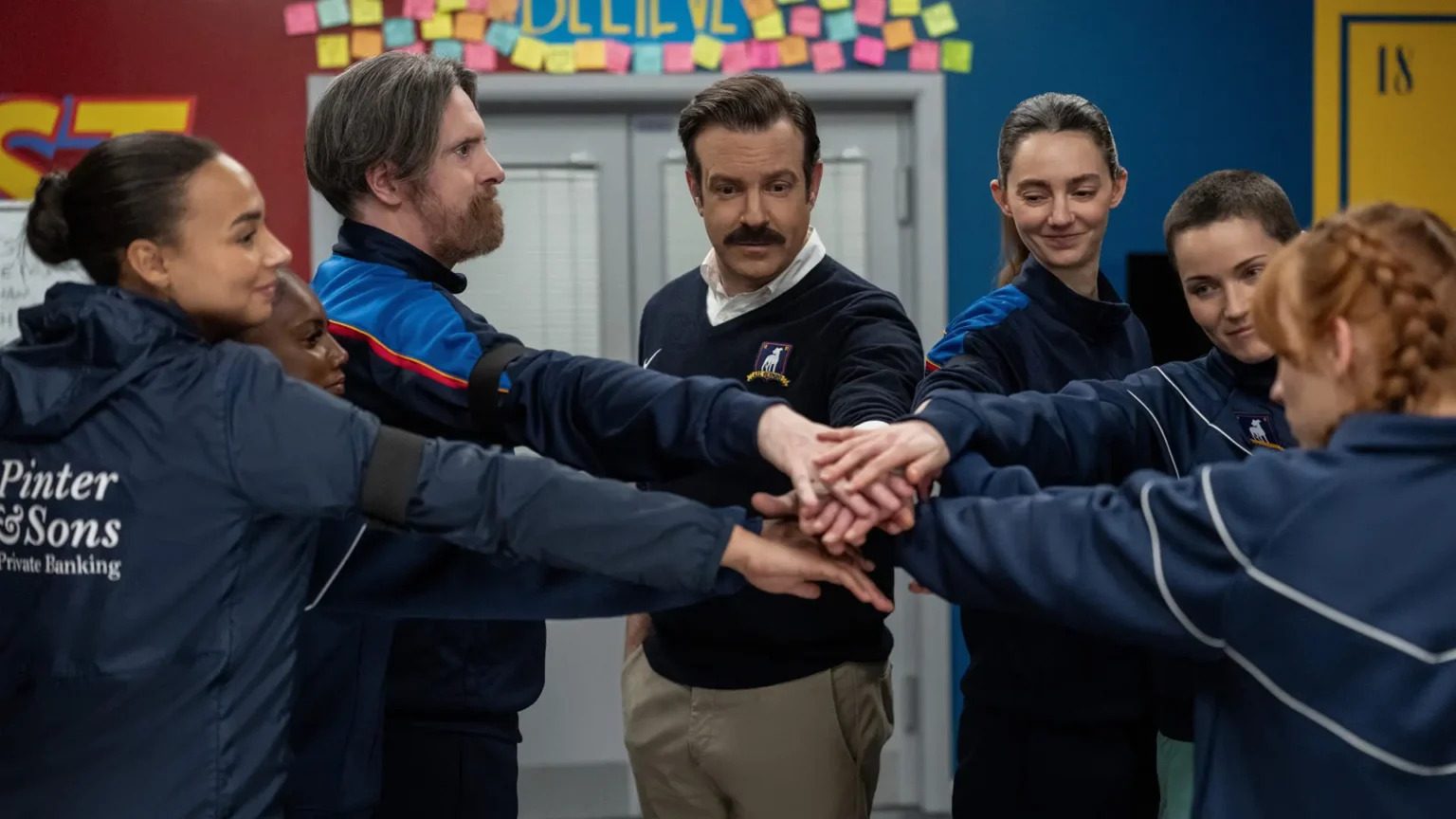 Abbie Hern, Brendan Hunt, Jason Sudeikis, Tanya Reynolds, Jude Mack and Aisling Sharkey em cena de "Ted Lasso," já disponível na Apple TV.