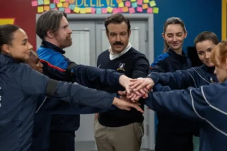 Abbie Hern, Brendan Hunt, Jason Sudeikis, Tanya Reynolds, Jude Mack and Aisling Sharkey em cena de "Ted Lasso," já disponível na Apple TV.