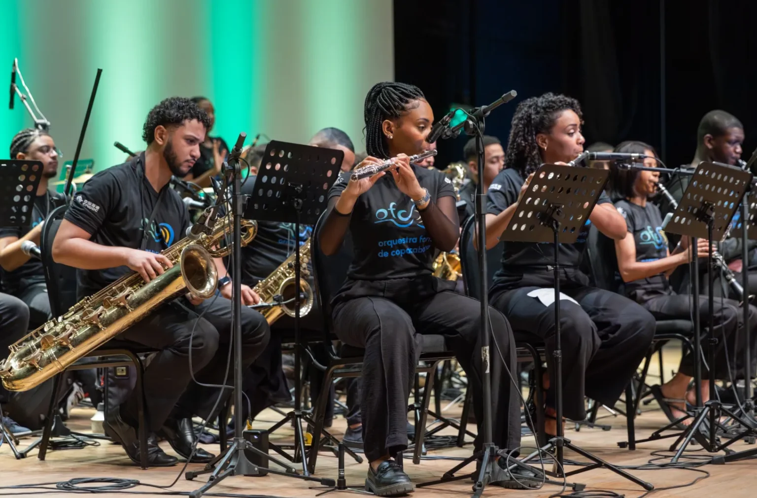 orquestra Forte de Copacabana, com músicas de Gilberto Gil, Tom Jobim, Vinicius de Moraes e nomes do jazz latino