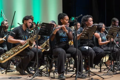 orquestra Forte de Copacabana, com músicas de Gilberto Gil, Tom Jobim, Vinicius de Moraes e nomes do jazz latino