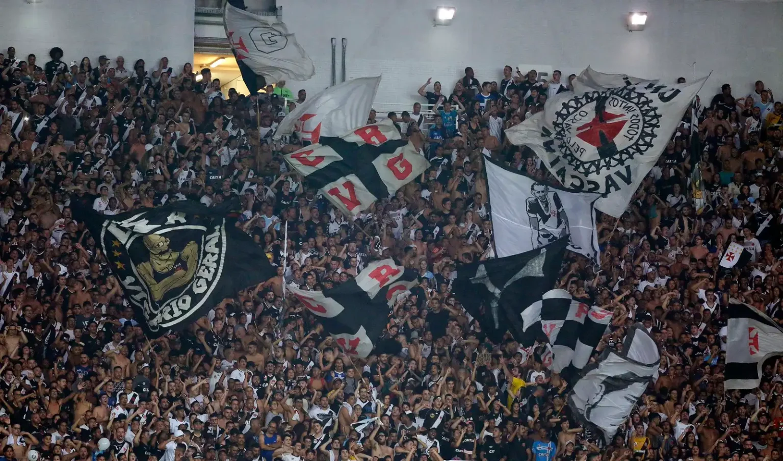 O Vasco venceu uma disputa judicial pelo Maracanã. A Justiça determinou que o estádio seja disponibilizado para o confronto contra o Boca Juniors, pela semifinal da Sul-Americana.